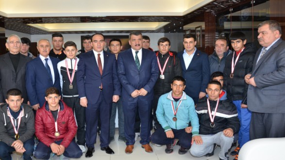 BAŞKAN GÜRKAN, BAŞARILI GÜREŞÇİLERİ KABUL ETTİ