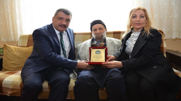BAŞKAN GÜRKAN, “HER ZAMAN YAŞLILARIMIZIN YANINDAYIZ”
