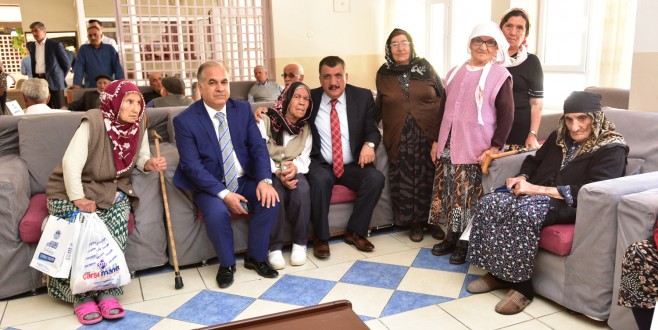 Başkan Gürkan, Huzurevi’nde Kalan Yaşlıları Ziyaret Etti