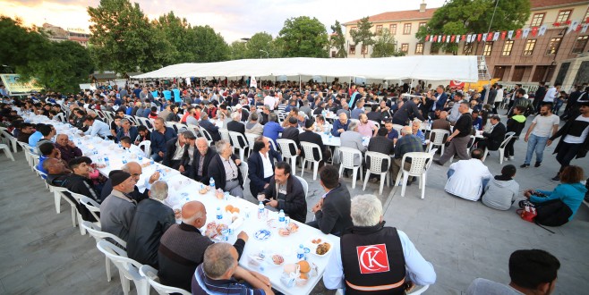 Başkan Gürkan, İlk İftarını Vatandaşlarla Birlikte İftar Çadırı’nda Yaptı