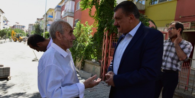 Başkan Gürkan, Kaldırım Çalışmalarını Yerinde İnceledi
