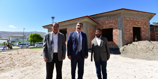 BAŞKAN GÜRKAN MUHTAREVİ VE MAHALLE MÜZESİ İNŞAATINI GEZDİ.