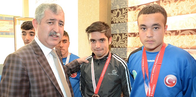 Başkan Polat Şampiyon Güreşçileri Ağırladı