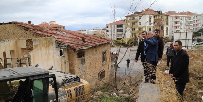 Battalgazi Belediyesi Tehlike Saçan Metruk Yapıları Yıkıyor