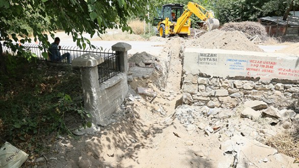 BATTALGAZİ’DEKİ MEZARLIKLAR, MODERN GÖRÜNÜME KAVUŞUYOR