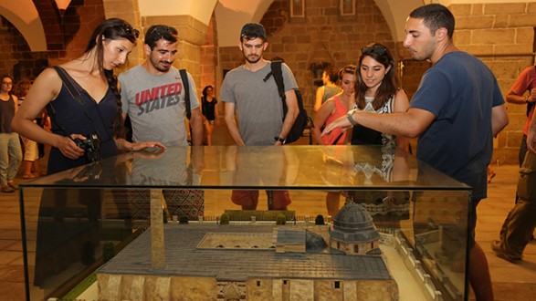 BATTALGAZİ, TARİHİ DOKUSUYLA TURİSTLERİN İLGİSİNİ ÇEKİYOR