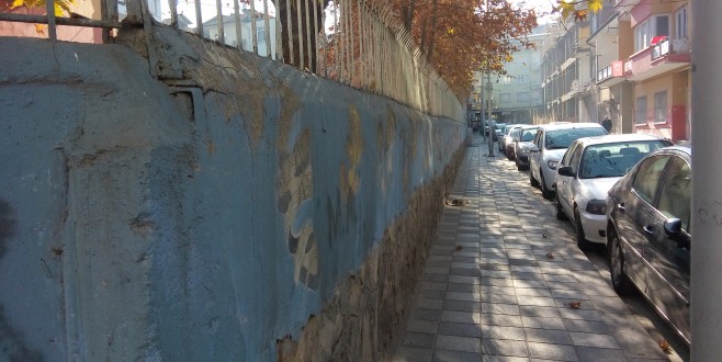 BU DUVARLAR CEZAEVLERİNİN  DEĞİL OKUL İHATA DUVARLARI