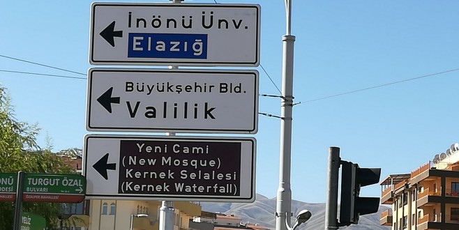 Büyükşehir Belediyesi Tarafından Kavşak İçi Bilgilendirme Yön Levhaları Dikiliyor