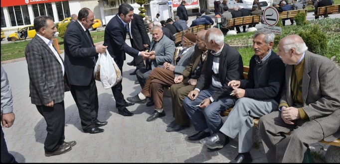 CHP Kandil Simidi Dağıttı