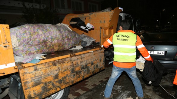 ÇÖP EVDE YAKLAŞIK 2 KAMYON ÇÖP BOŞALTILDI
