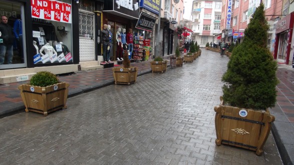 DERME SOKAĞA DEKORATİF AHŞAP SAKSI YERLEŞTİRİLDİ