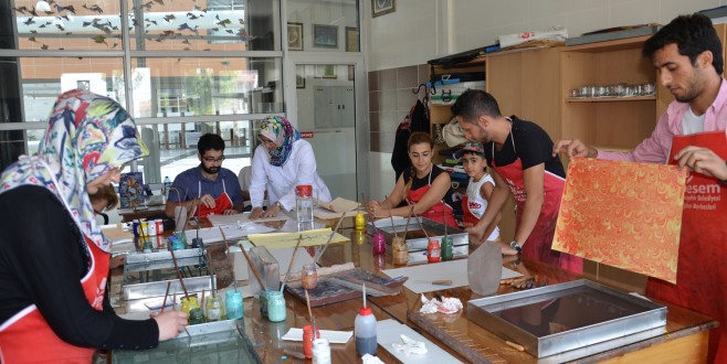 Ebru Sanatıyla Stres Atıyorlar