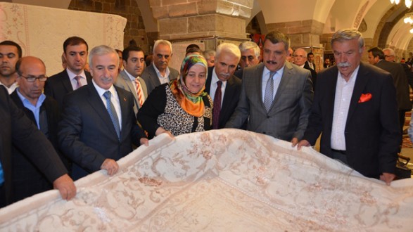 EL EMEĞİ GÖZ NURU BİR HALININ KESİMİ YAPILDI