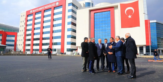 Emniyet Müdürlüğü’nün Bahçesi Ve Otopark Alanı Sıcak Asfalt Yapıldı