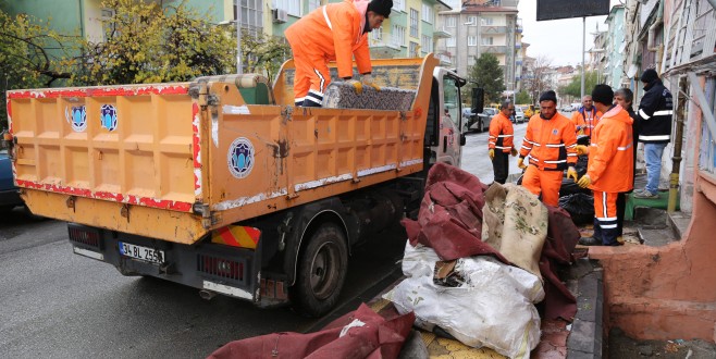 Evin İçinde Ve Bahçesinde 3 Kamyon Çöp Çıktı