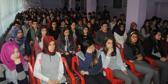 Gençlere İnternetin Zararları ve Faydaları Anlatıldı