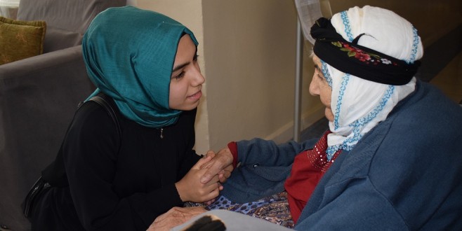 Gönüllü Gençler Yaşlıların Gönlünü Aldı