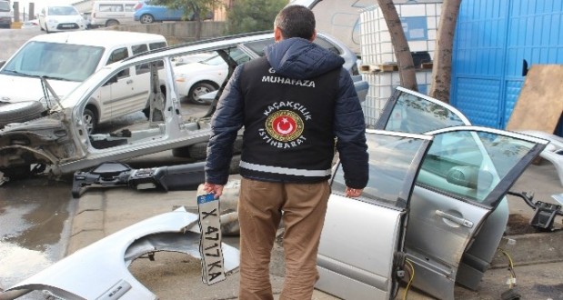 Gümrük Muhafaza Ekipleri  Parçalanmış 3 Adet Yabacı Plakalı Lüks Araç Ele Geçirdi