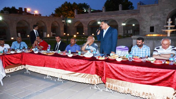 GÜRKAN, BASIN MENSUPLARI İLE İFTARDA BİRARAYA GELDİ