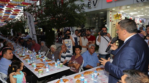 GÜRKAN, "HUZURLU YAŞAMAYI ŞEHİT VE GAZİLERİMİZE BORÇLUYUZ"