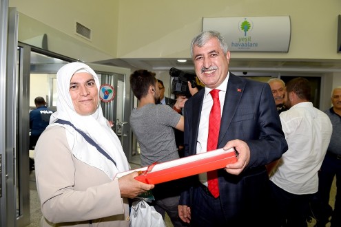 Hacılar Havaalanında Çiçeklerle Karşılandı