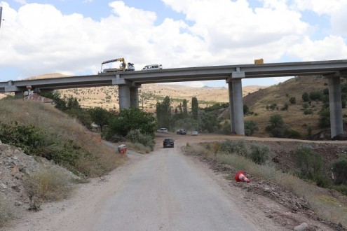 Hasançelebi’deki 385 metre uzunluğundaki viyadük inşaatı sürüyor