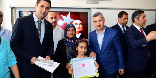 “Hem Dinlenin Hem de Kitap Okuyun”