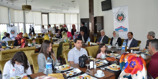 İŞİTME ENGELLİLER İÇİN  ANNELER GÜNÜ KUTLAMASI