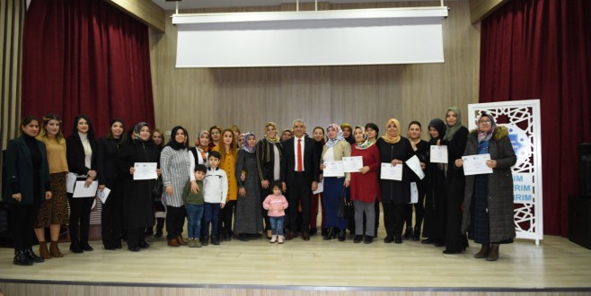 Kadın Kursiyerlere Sertifikaları Törenle Takdim Edildi