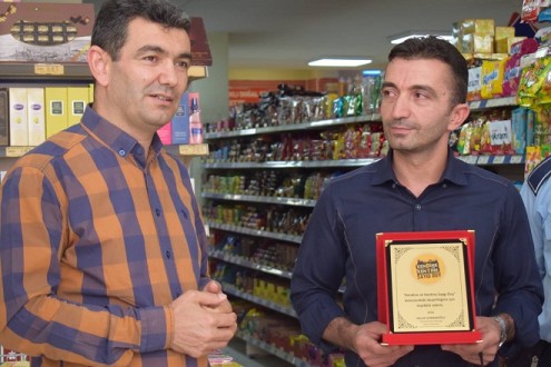 Kaldırımı Yayalara Bırakan Esnaflar Plaketle Ödüllendiriliyor