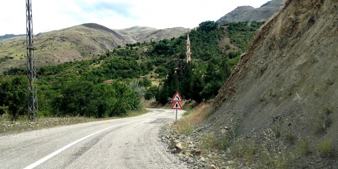 KALE – PÜTÜRGE ARASI 32 KM’LİK GRUP YOLUNDA LEVHALAMA ÇALIŞMASI YAPILDI