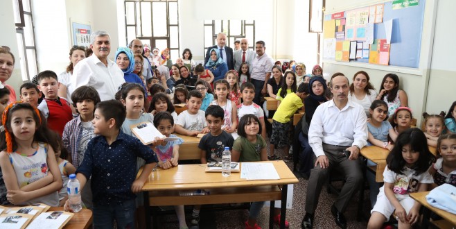 Kaymakam Duran ve Kırçuval, Öğrencilerin Karne Heyecanına Ortak Oldu