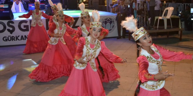 Kazakistan Ak Kuğu Kazak Dans Topluluğu’nun Gösterisi İlgi İle İzlendi