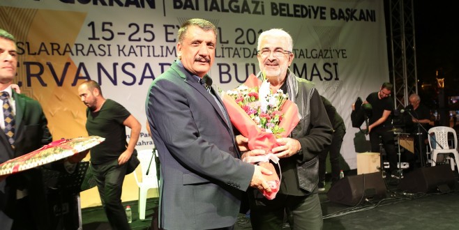 Kervansaray Buluşmasında  Esat Kabaklı Coşkusu