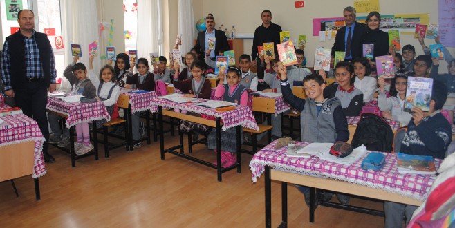 “KİTAP VEREN AĞAÇ OKUNUR” ÖZAL İLKOKULU’NDA