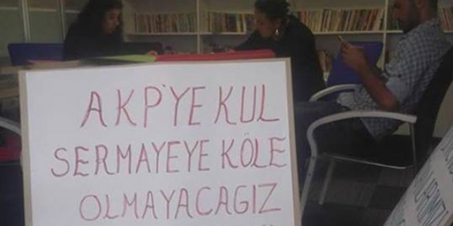 Kütüphanede Chp Ve Tkp Afişine Tepki