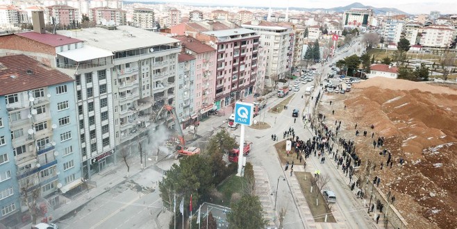 Malatya Büyükşehir Belediyesi Ağır Hasarlı Yapıları Yıkıyor