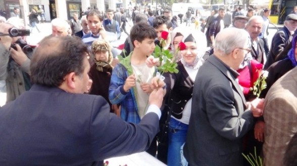 Malatya’da 3 bin gül dağıtıldı