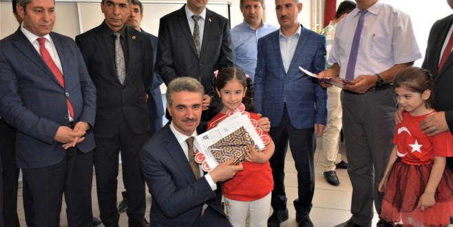 Malatya Valisi Baruş, Karne Dağıttı