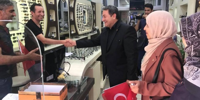 MHP'den 5 Bin Bayrak Dağıtımı