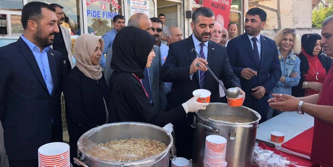 MHP'li Kadınlar'dan Aşure Dağıtımı