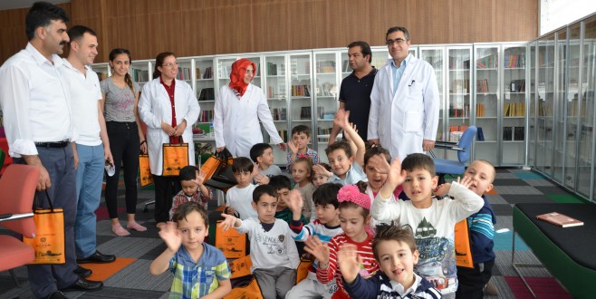 MİNİKLERDEN İLK KÜTÜPHANE ZİYARETİ