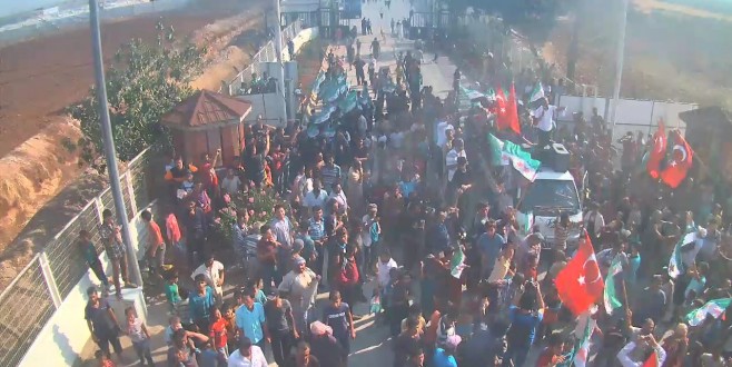 Öncüpınar’da Suriyelilerin darbe protestosu