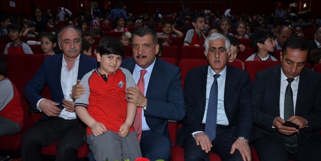 "PEMBE ASLINDA SİYAHTIR" ADLI TİYATRO OYUNU SAHNELENDİ