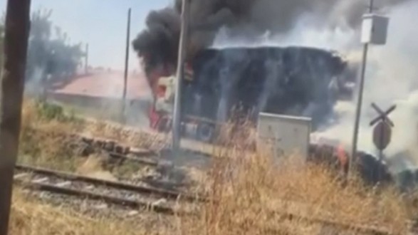 SAMAN YÜKLÜ TIR KÜL OLDU