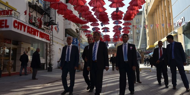 ŞEMSİYE SOKAK, ÖĞRETMENLERE ÖZEL ÖZLÜ SÖZLERLE DONATILDI