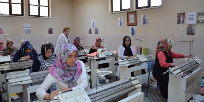 TRİKOTAJ KURSU BAYANLARA UMUT OLDU