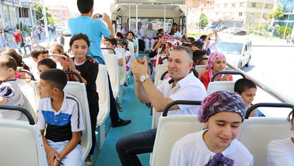 TUR OTOBÜSÜ İLE 7 BİN 347 KİŞİ TARİHE YOLCULUK YAPTI