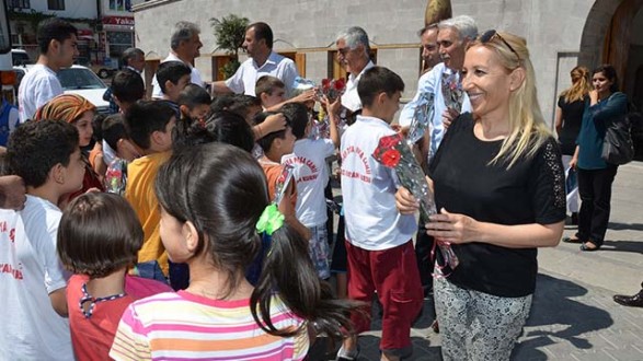 TUR OTOBÜSÜ İLE TARİHE YOLCULUK YENİDEN BAŞLADI