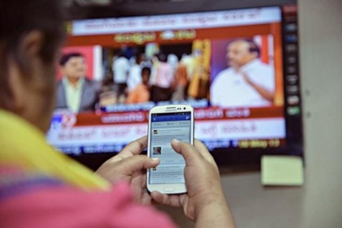 TV KARŞISINDA TELEFON KULLANMAYIN!